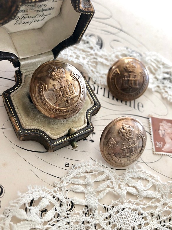 再販)英国で出会った♪ アンティーク 紋章の真鍮ボタン D /王冠とお城のデザイン/英国軍 φ26ｍｍ 1枚目の画像