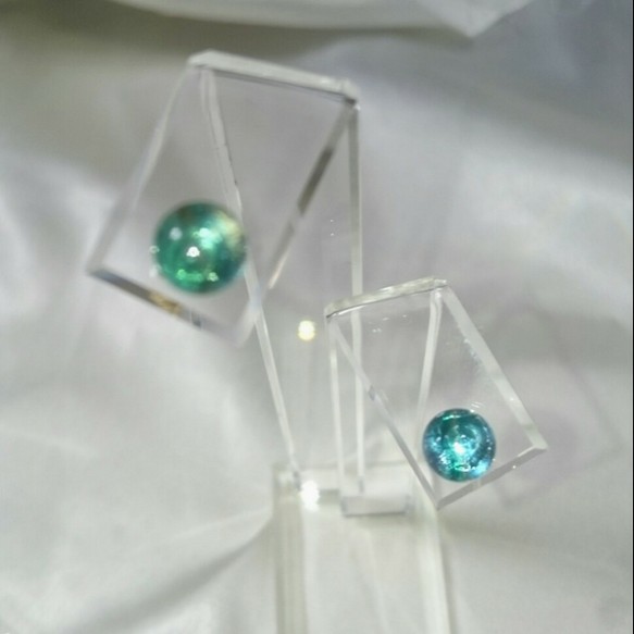 ベネチアンガラス　水色気分のピアス　中粒 1枚目の画像