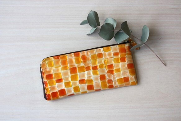 ステンドグラス模様のスリムな長財布　Ｌ字型　オレンジ 1枚目の画像