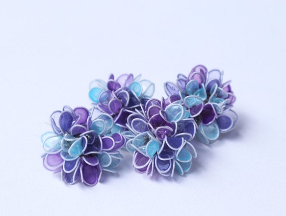 紫陽花の花耳飾り　　紫と水色 1枚目の画像