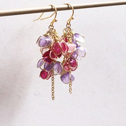 垂れ花の耳飾り　エンジと紫 1枚目の画像