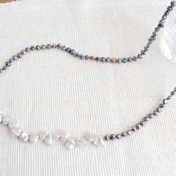 亮銀色罌粟和藍色的珍珠長項鍊 第1張的照片