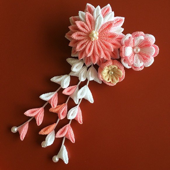 【つまみ細工】ピンクと白の花モチーフの髪飾り（ヘアクリップ） 1枚目の画像