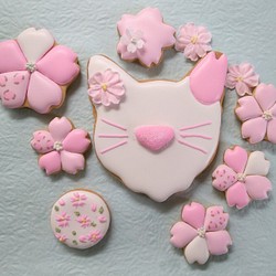 『桜ハンドメイド2023』『桜猫』春色桜のアイシングクッキー 大きな桜猫のクッキー 1枚目の画像