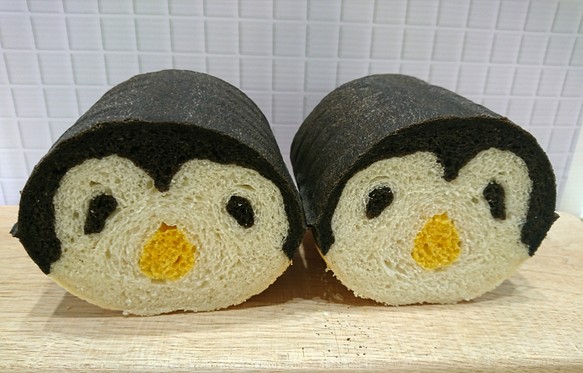 可愛い食パン。デコ食パン！ペンギンさんの食パン。金太郎飴みたいな切っても切っても可愛らしい絵柄が！天然着色料使用 1枚目の画像