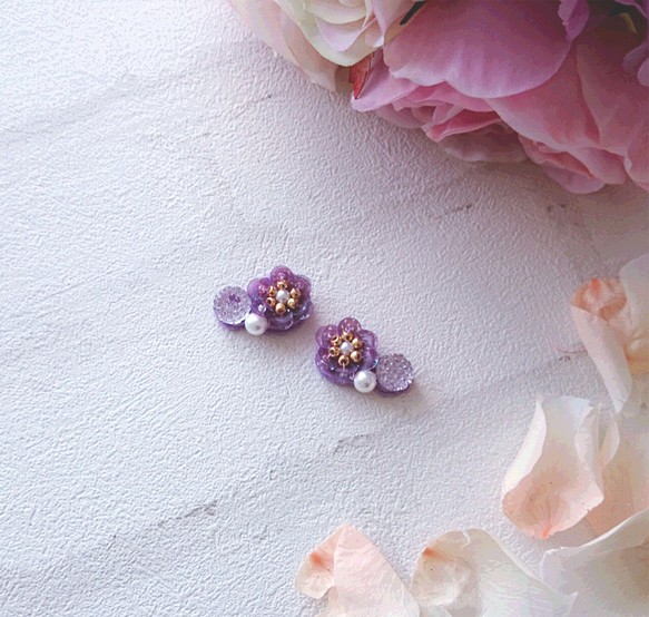 紫のお花とラインストーンのイヤリング_イヤーカフ型 1枚目の画像