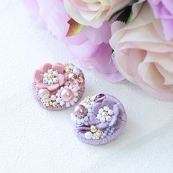 【再販3】春にうれしいふんわり手ざわり＊フェルトのお花とビーズ刺繍のブローチ/ピンク 1枚目の画像