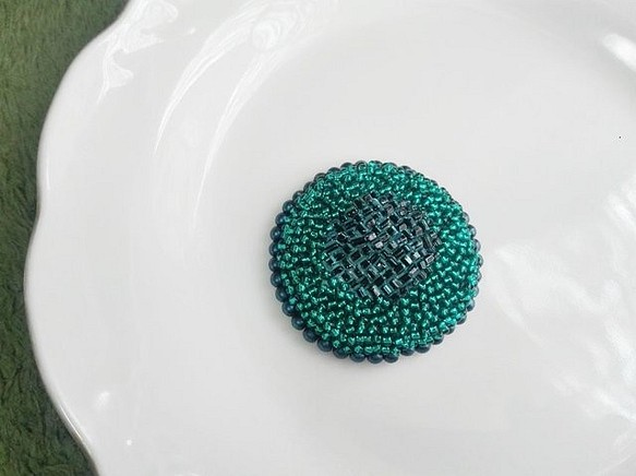 受注製作　刺繍ブローチ　ｍａｒｕ　青緑 1枚目の画像