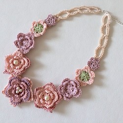 パールと桜色レース編の大きなお花のネックレスPink（crochet necklace) 1枚目の画像