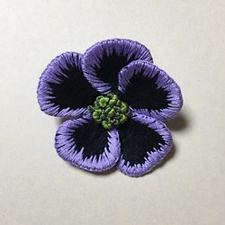 お花の刺繍ブローチ（幻想的な花  グリーン） 1枚目の画像