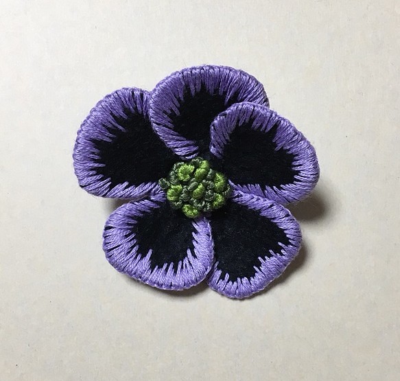 お花の刺繍ブローチ（幻想的な花  グリーン） 1枚目の画像
