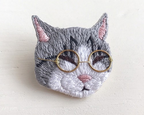 メガネ猫刺繍ブローチ【サバトラ】