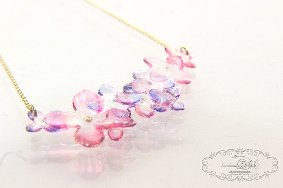 紫陽花のクリアネックレス(ピンク×パープル) 1枚目の画像