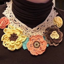 レース編みのお花ネックレス 1枚目の画像