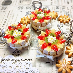 スイーツデコ☆お花のクッキーとフルーツのシャルロットケーキのキーホルダー 1枚目の画像