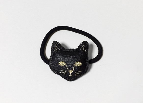 黒猫の革のヘアゴム / ブローチ 1枚目の画像