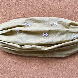 限定2個　インドの伝統的な布より　小花刺繍が大人可愛い幅広ターバン 1枚目の画像